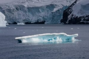 Photos-of-Antarctic-Icebergs-15 Photos-of-Antarctic-Icebergs-15